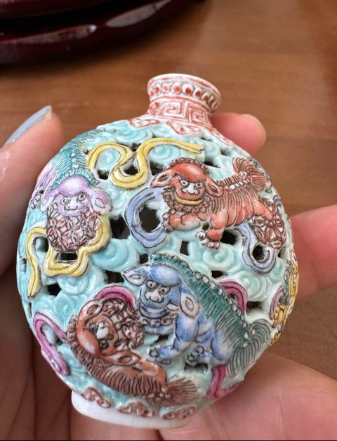 古玩陶瓷粉彩堆塑婁空獅子紋鼻煙壺真品鑒賞圖
