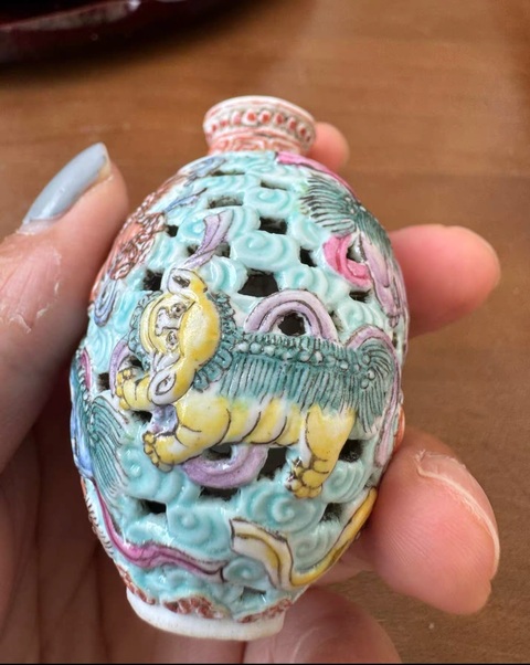 古玩陶瓷粉彩堆塑婁空獅子紋鼻煙壺真品鑒賞圖