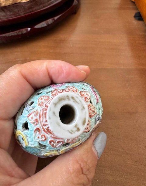 古玩陶瓷粉彩堆塑婁空獅子紋鼻煙壺真品鑒賞圖