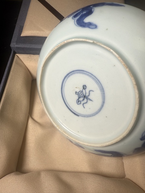 古玩陶瓷過墻龍紋青花盤真品鑒賞圖
