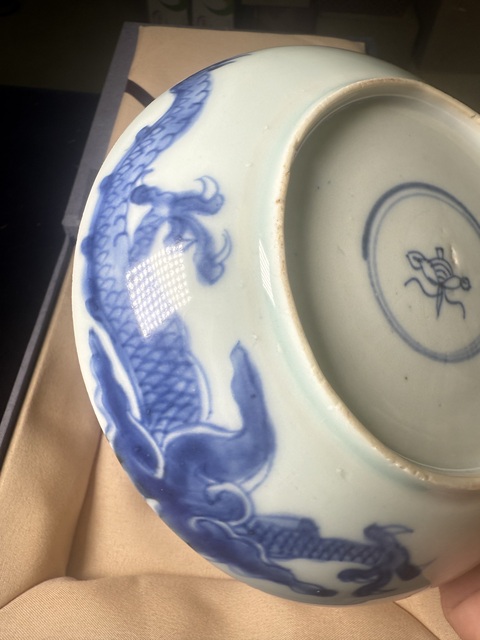 古玩陶瓷過墻龍紋青花盤真品鑒賞圖