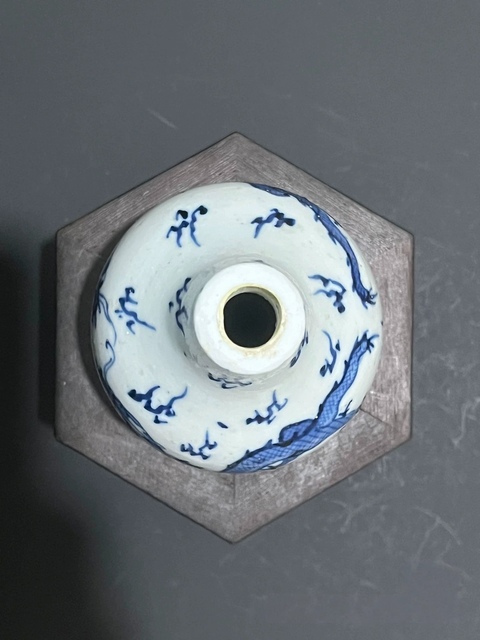 古玩陶瓷青花雙龍戲珠紋天球瓶真品鑒賞圖
