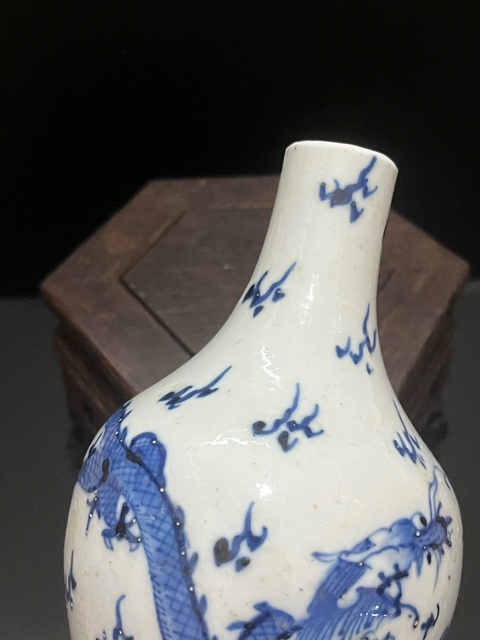 古玩陶瓷青花雙龍戲珠紋天球瓶真品鑒賞圖