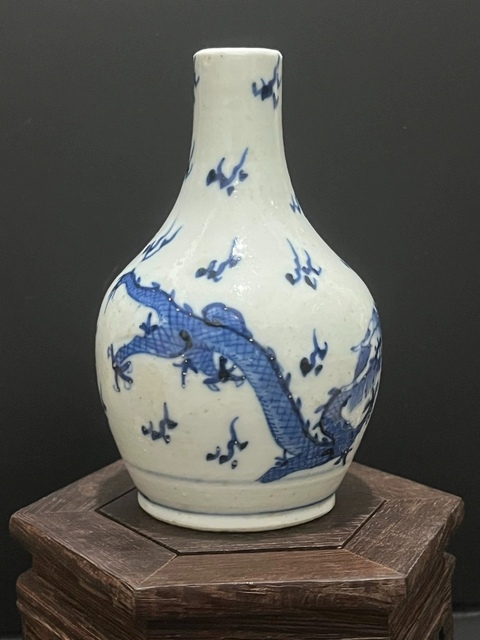 古玩陶瓷青花雙龍戲珠紋天球瓶真品鑒賞圖