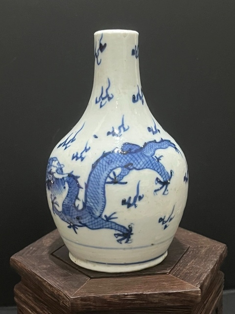 古玩陶瓷青花雙龍戲珠紋天球瓶真品鑒賞圖