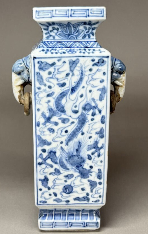 古玩陶瓷龍鳳紋青花雙象鼻耳四方瓶真品鑒賞圖