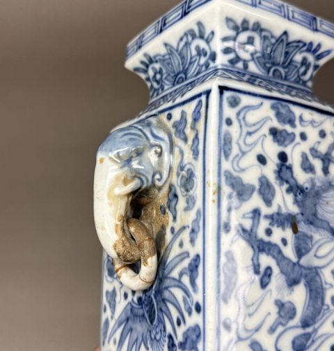 古玩陶瓷龍鳳紋青花雙象鼻耳四方瓶真品鑒賞圖