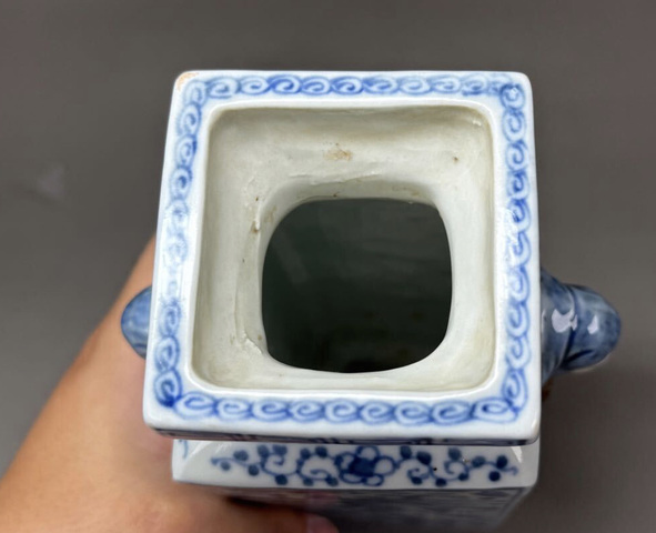 古玩陶瓷龍鳳紋青花雙象鼻耳四方瓶真品鑒賞圖