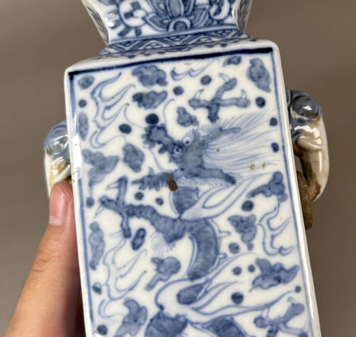 古玩陶瓷龍鳳紋青花雙象鼻耳四方瓶真品鑒賞圖
