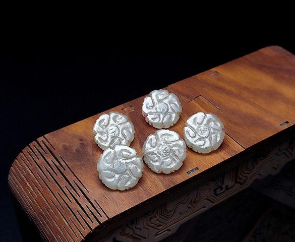 古玩玉器和田玉雕“花卉紋扣”真品鑒賞圖