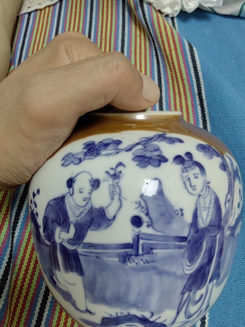 古玩陶瓷紫金釉開光仕女嬰戲紋青花罐真品鑒賞圖