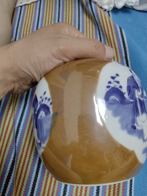古玩陶瓷紫金釉開光仕女嬰戲紋青花罐真品鑒賞圖