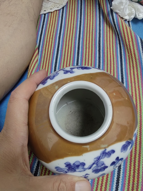 古玩陶瓷紫金釉開光仕女嬰戲紋青花罐真品鑒賞圖