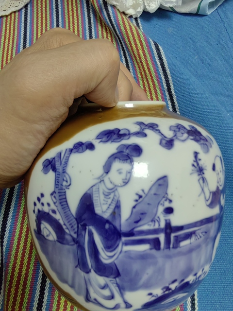 古玩陶瓷紫金釉開光仕女嬰戲紋青花罐真品鑒賞圖