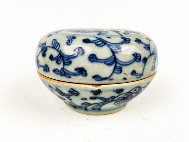 古玩陶瓷清中期·青花纏枝蓮喜字蓋盒拍賣，當前價格0元
