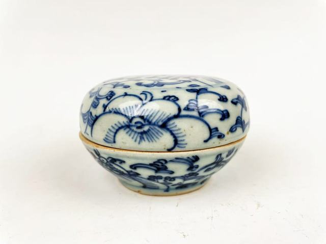 古玩陶瓷清中期·青花纏枝蓮喜字蓋盒拍賣，當前價格0元