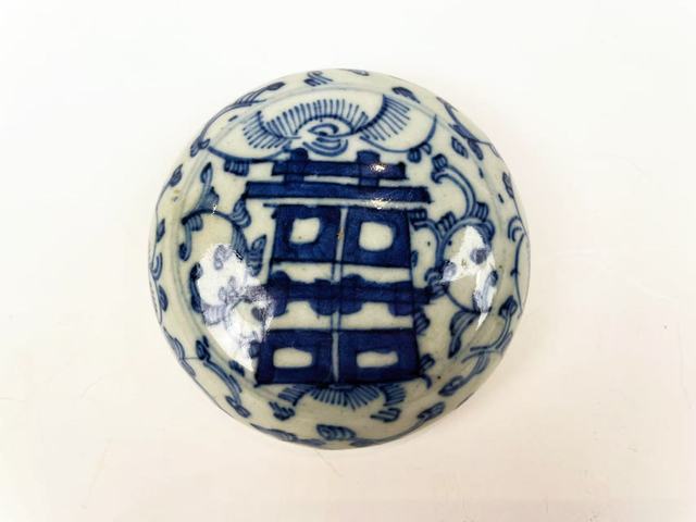 古玩陶瓷清中期·青花纏枝蓮喜字蓋盒拍賣，當前價格0元