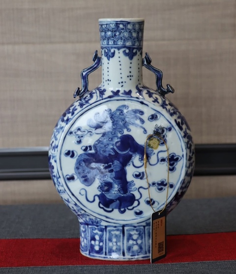 古玩陶瓷青花獅紋抱月瓶真品鑒賞圖