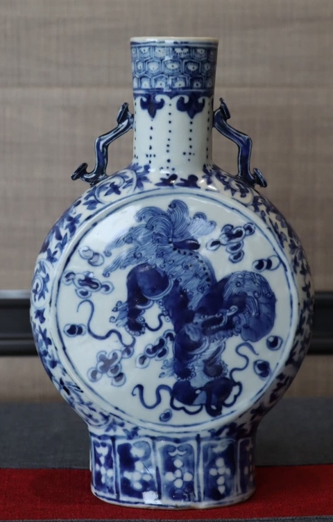 古玩陶瓷青花獅紋抱月瓶真品鑒賞圖