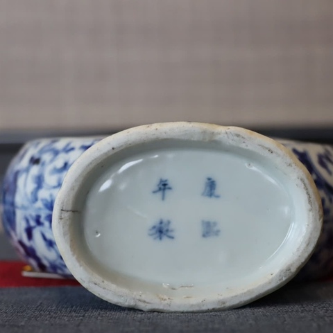 古玩陶瓷青花獅紋抱月瓶真品鑒賞圖