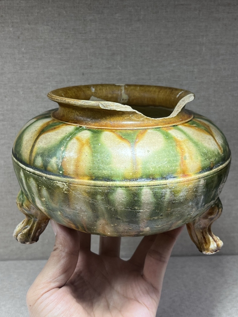 古玩陶瓷唐代三彩三足爐真品鑒賞圖