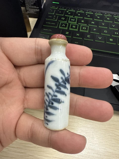 古玩陶瓷花卉紋青花瓶真品鑒賞圖