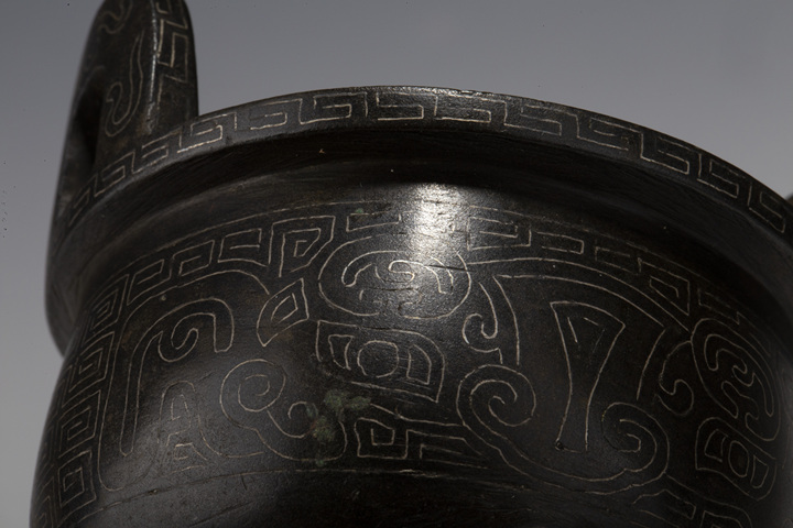 古玩陶瓷清·銅錯銀獸面紋三足鼎式爐
真品鑒賞圖
