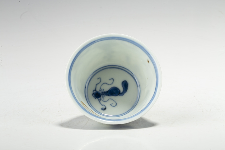 古玩陶瓷清康熙·青花松鼠葡萄紋杯拍賣，當(dāng)前價格756元