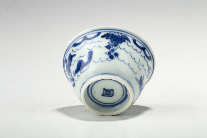 古玩陶瓷清康熙·青花松鼠葡萄紋杯拍賣，當(dāng)前價格756元