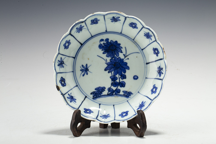 古玩陶瓷明晚·長命富貴款 青花花蝶紋花口盤
真品鑒賞圖