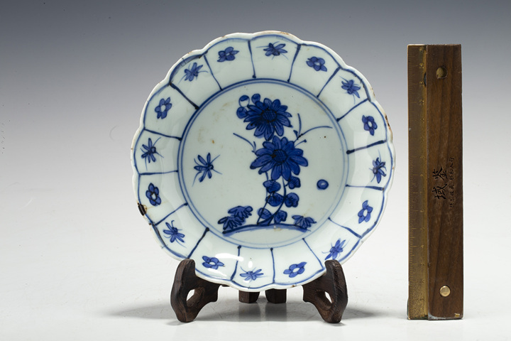 古玩陶瓷明晚·長命富貴款 青花花蝶紋花口盤
真品鑒賞圖