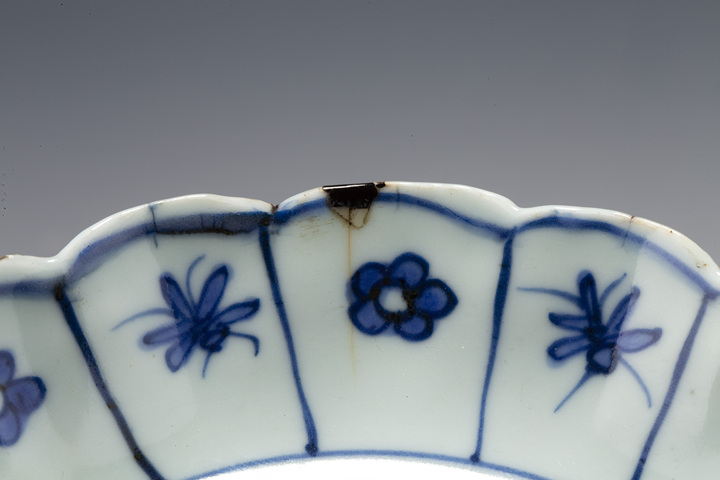 古玩陶瓷明晚·長命富貴款 青花花蝶紋花口盤
真品鑒賞圖