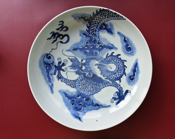 古玩陶瓷過墻龍紋青花盤真品鑒賞圖