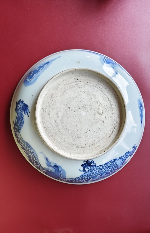古玩陶瓷過墻龍紋青花盤真品鑒賞圖