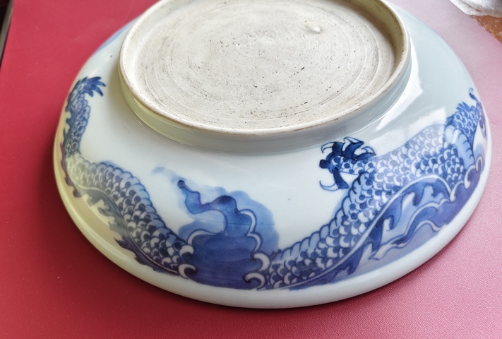 古玩陶瓷過墻龍紋青花盤真品鑒賞圖