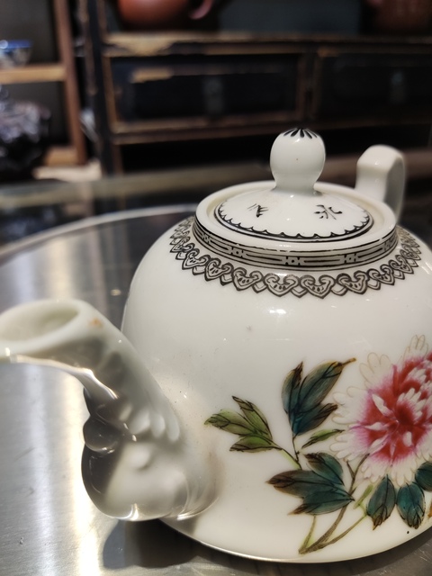 古玩陶瓷花鳥紋粉彩執(zhí)壺真品鑒賞圖