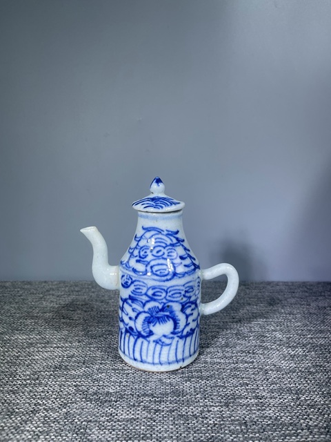 古玩陶瓷（清晚期）青花纏枝蓮紋執壺拍賣，當前價格0元