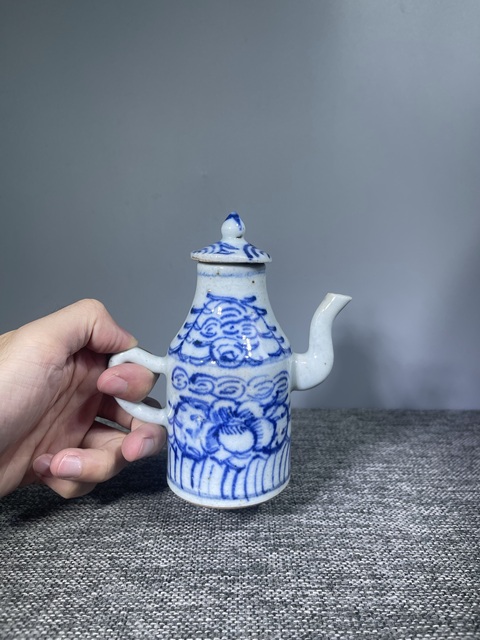 古玩陶瓷（清晚期）青花纏枝蓮紋執壺拍賣，當前價格0元