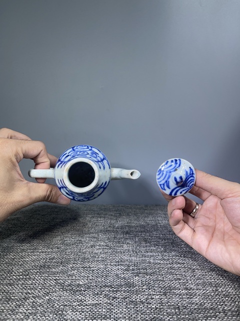 古玩陶瓷（清晚期）青花纏枝蓮紋執壺拍賣，當前價格0元