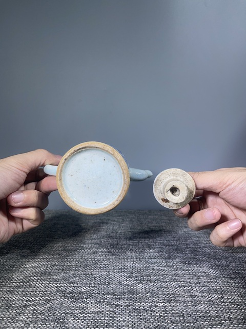 古玩陶瓷（清晚期）青花纏枝蓮紋執壺拍賣，當前價格0元