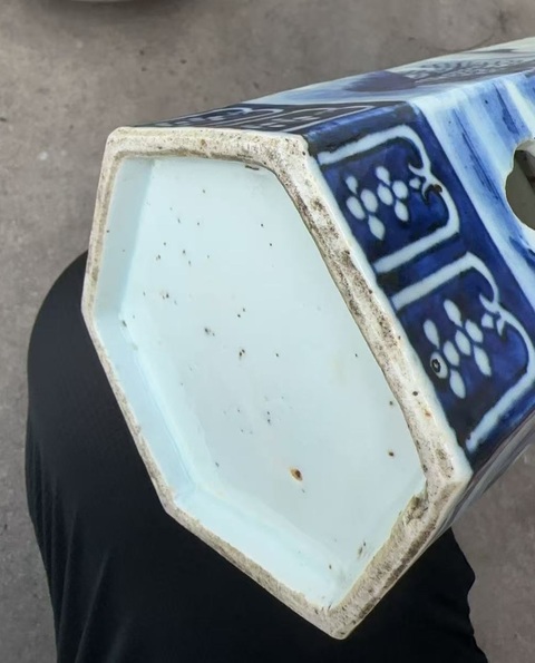 古玩陶瓷人物山水紋青花帽筒真品鑒賞圖