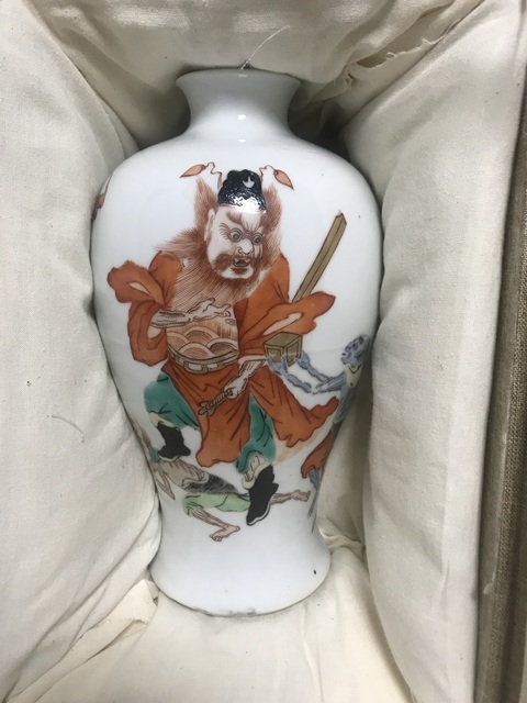 古玩陶瓷粉彩鐘馗打鬼圖紋梅瓶真品鑒賞圖
