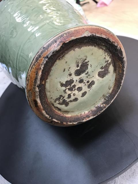 古玩陶瓷龍泉窯青釉瓶真品鑒賞圖