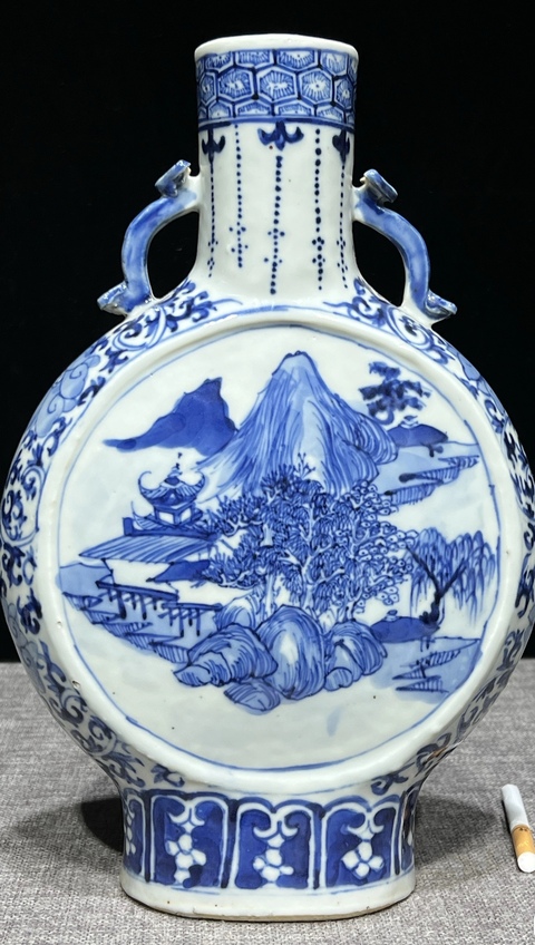古玩陶瓷山水紋青花抱月瓶真品鑒賞圖