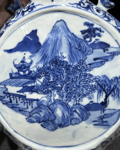古玩陶瓷山水紋青花抱月瓶真品鑒賞圖