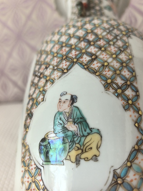 古玩陶瓷五彩人物故事紋獅耳瓶真品鑒賞圖