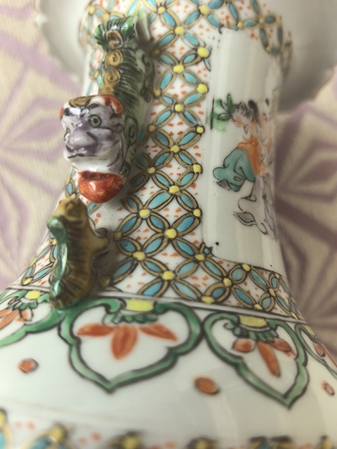 古玩陶瓷五彩人物故事紋獅耳瓶真品鑒賞圖