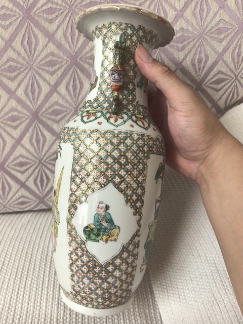 古玩陶瓷五彩人物故事紋獅耳瓶真品鑒賞圖