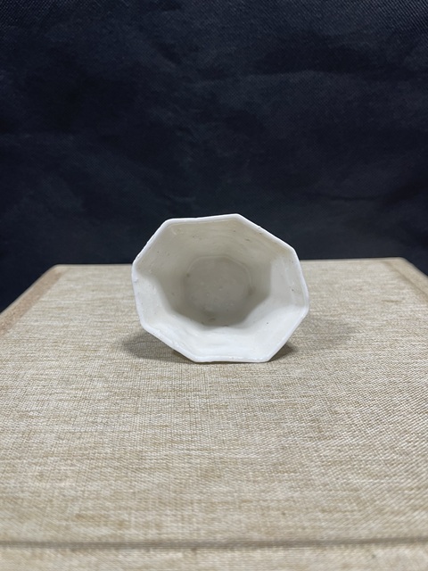 古玩陶瓷晚明德化窯梅花八方杯拍賣,當前價格2680元