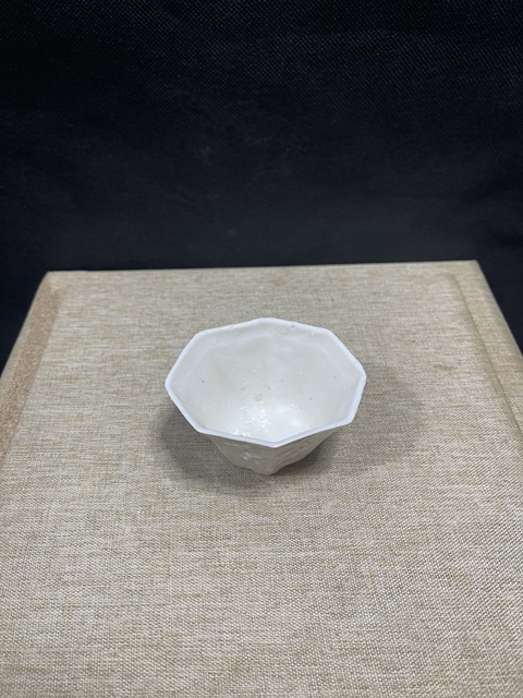 古玩陶瓷晚明德化窯梅花八方杯拍賣,當前價格2680元